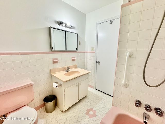 4000 White Plains Ct, Louisville, KY 40218