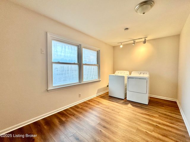 4000 White Plains Ct, Louisville, KY 40218