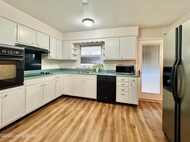 4000 White Plains Ct, Louisville, KY 40218