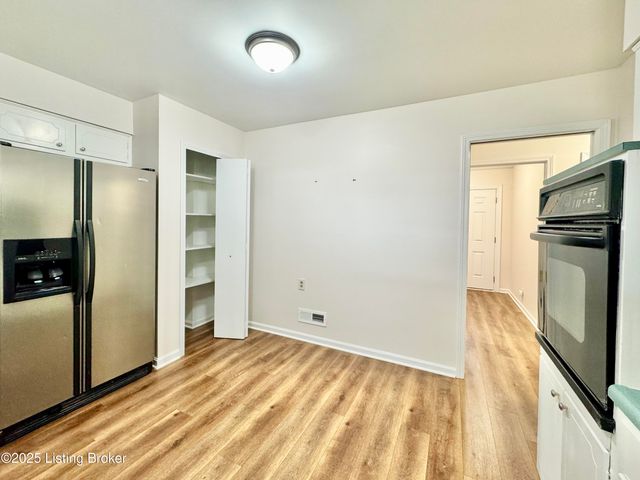 4000 White Plains Ct, Louisville, KY 40218