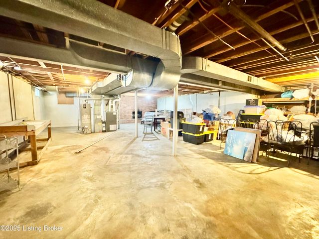 4000 White Plains Ct, Louisville, KY 40218