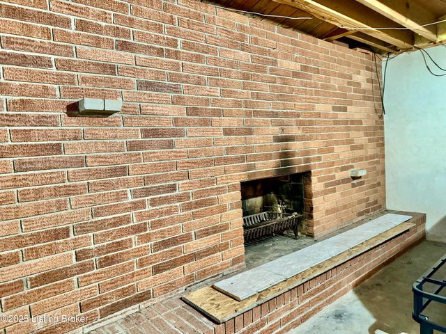 4000 White Plains Ct, Louisville, KY 40218