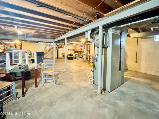 4000 White Plains Ct, Louisville, KY 40218