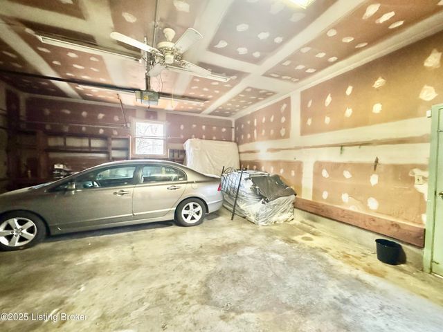 4000 White Plains Ct, Louisville, KY 40218