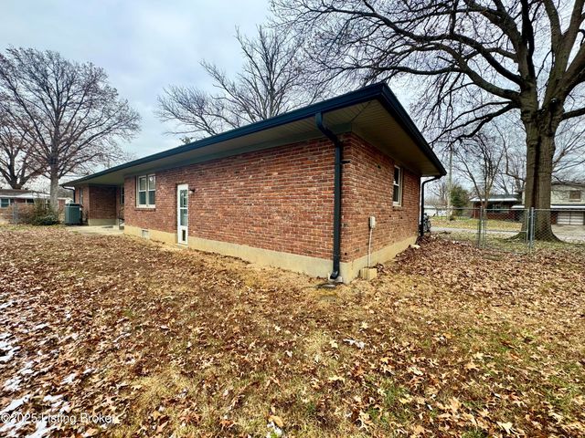 4000 White Plains Ct, Louisville, KY 40218