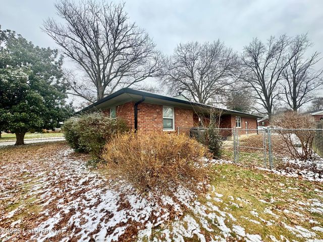 4000 White Plains Ct, Louisville, KY 40218