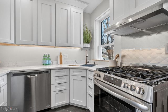 654 ACKER PL NE, Washington, DC 20002