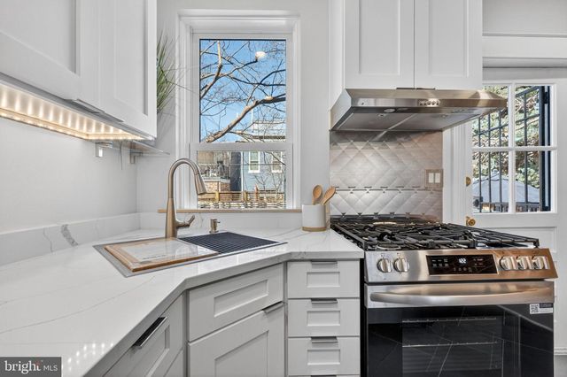 654 ACKER PL NE, Washington, DC 20002