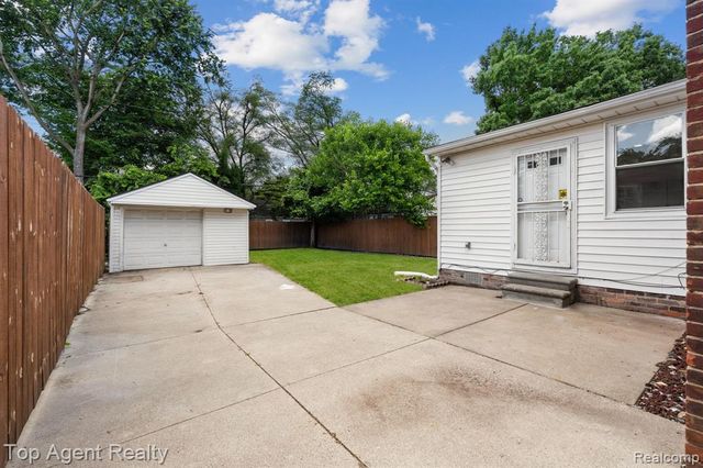 17585 Faust Avenue, Detroit, MI 48219