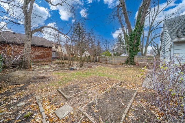 211 Navajo Avenue, Pontiac, MI 48341