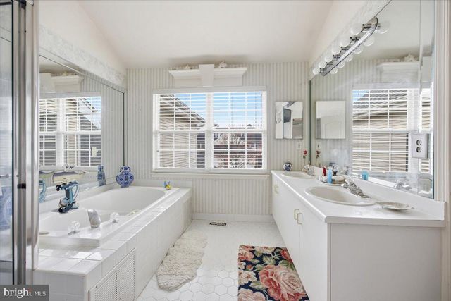 19 GRAND BANKS CIR, Marlton, NJ 08053