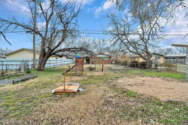 2904 S Bennett Ave, Wichita, KS 67217