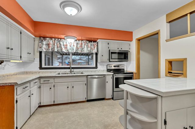 2904 S Bennett Ave, Wichita, KS 67217