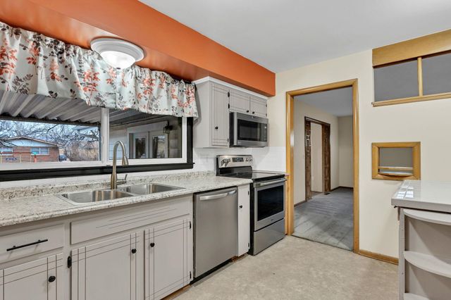 2904 S Bennett Ave, Wichita, KS 67217