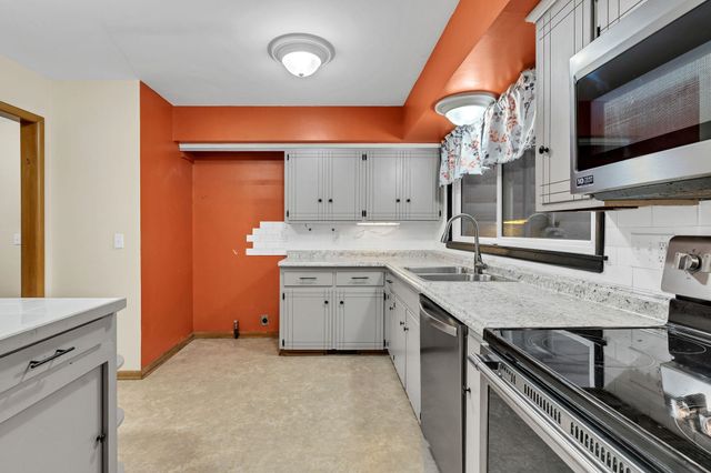 2904 S Bennett Ave, Wichita, KS 67217