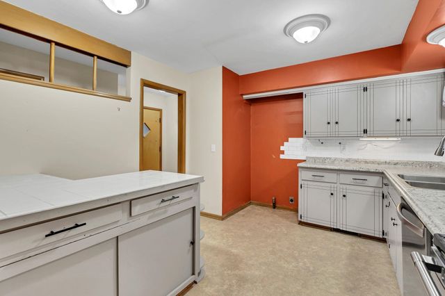 2904 S Bennett Ave, Wichita, KS 67217