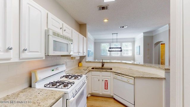 2252 Beach Drive, 204, Gulfport, MS 39507