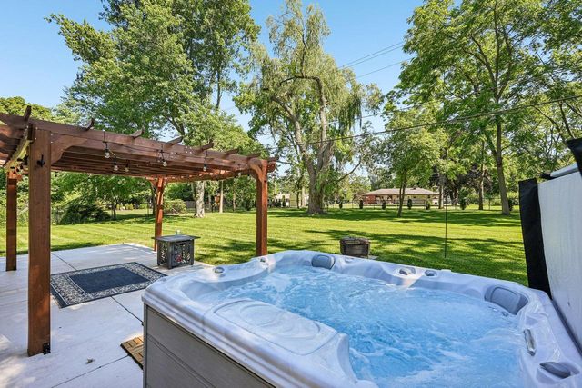 11509 Parkview LANE, Hales Corners, WI 53130