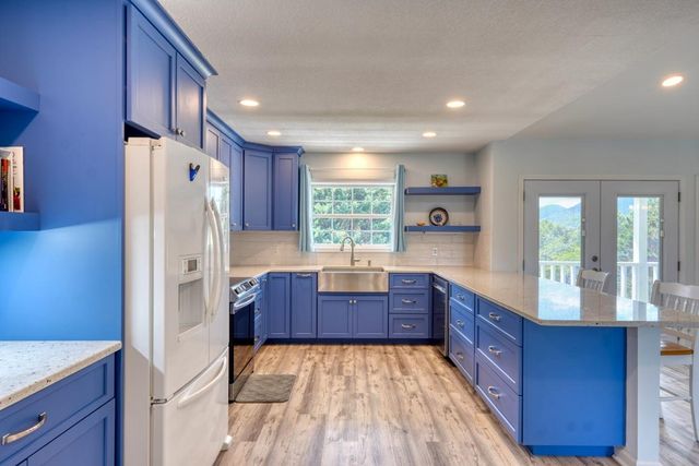 2112 J V Ledford Road, Young Harris, GA 30582