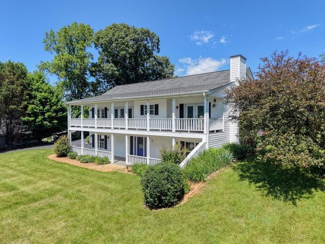 2112 J V Ledford Road, Young Harris, GA 30582