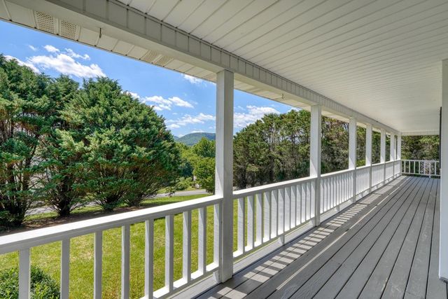 2112 J V Ledford Road, Young Harris, GA 30582