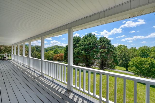 2112 J V Ledford Road, Young Harris, GA 30582