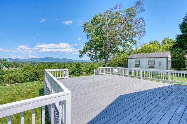 2112 J V Ledford Road, Young Harris, GA 30582