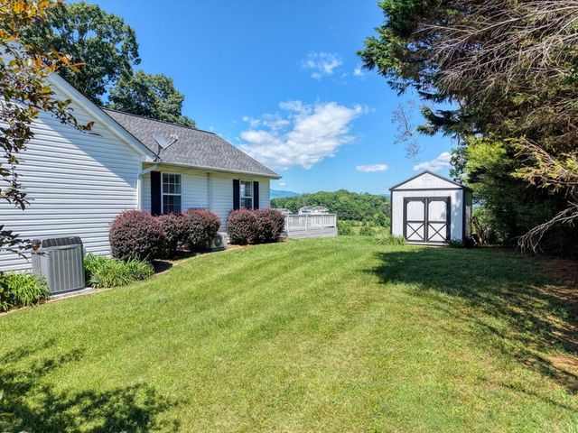 2112 J V Ledford Road, Young Harris, GA 30582