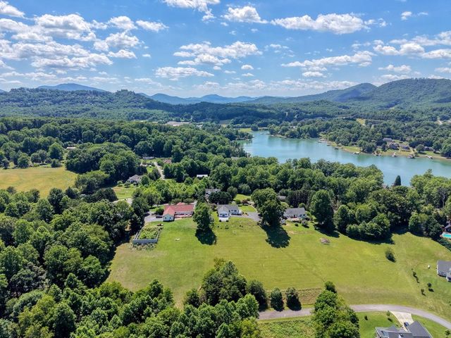 2112 J V Ledford Road, Young Harris, GA 30582
