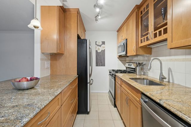 9 Hawthorne Pl 2J, Boston, MA 02114