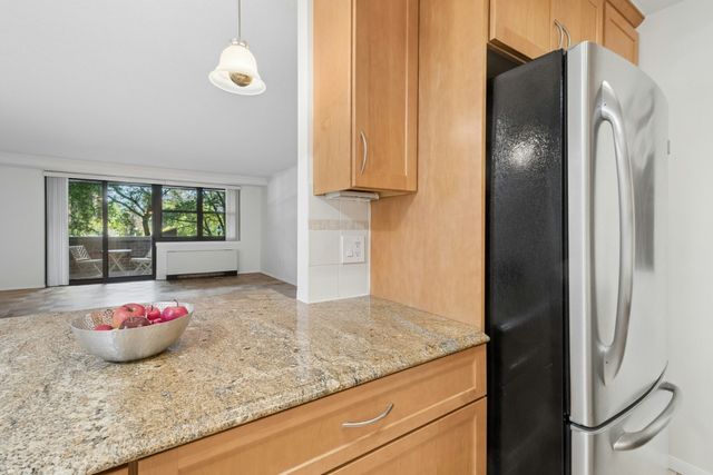 9 Hawthorne Pl 2J, Boston, MA 02114