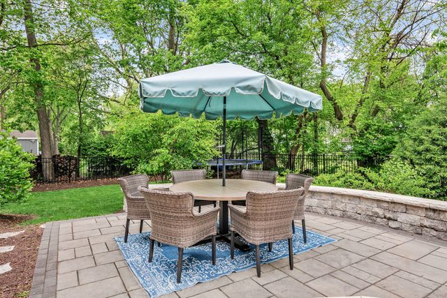 715 Oakwood Drive, Geneva, IL 60134