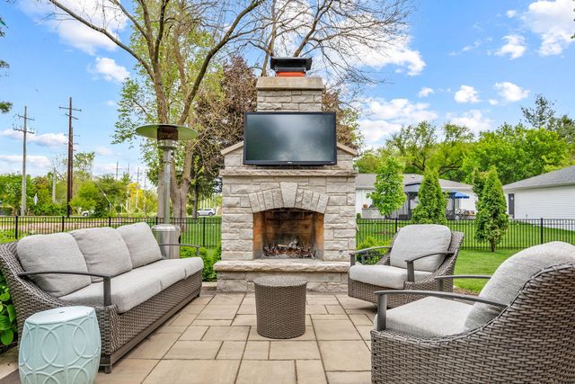 715 Oakwood Drive, Geneva, IL 60134