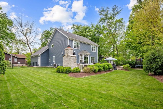 715 Oakwood Drive, Geneva, IL 60134