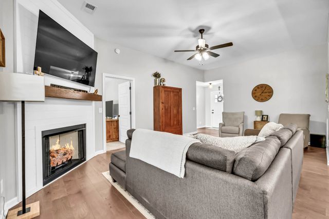 1445 Fredrick Dr, Clarksville, TN 37042