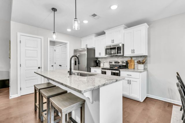 1445 Fredrick Dr, Clarksville, TN 37042