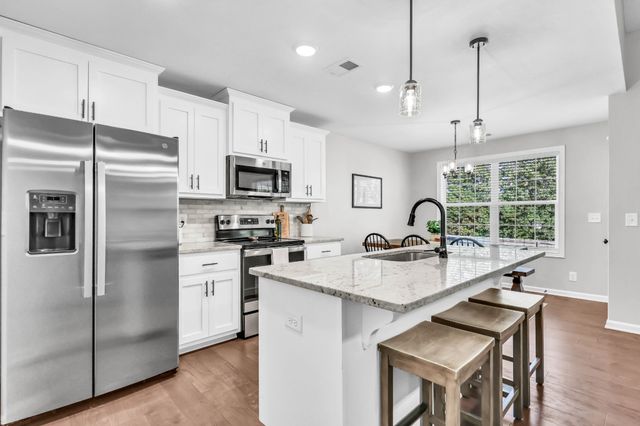 1445 Fredrick Dr, Clarksville, TN 37042