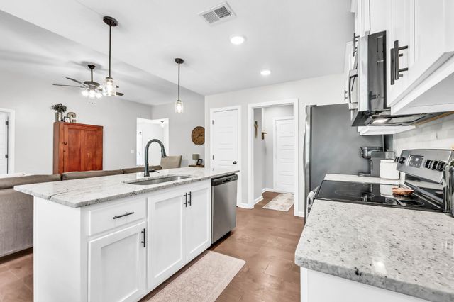 1445 Fredrick Dr, Clarksville, TN 37042