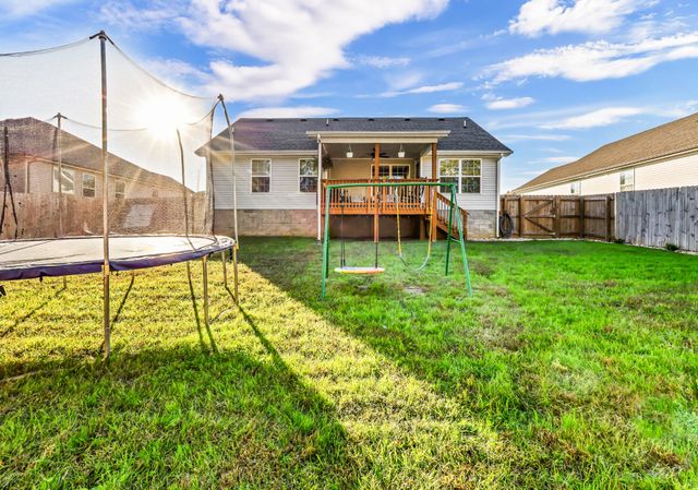 1445 Fredrick Dr, Clarksville, TN 37042