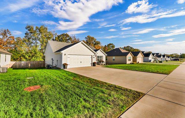 1445 Fredrick Dr, Clarksville, TN 37042