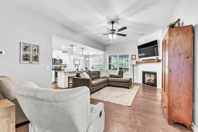 1445 Fredrick Dr, Clarksville, TN 37042