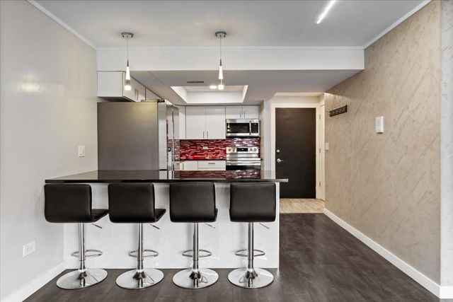 5834 W 77th Street 104, Burbank, IL 60459