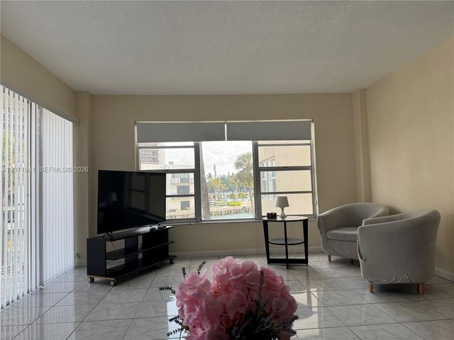 11111 Biscayne Blvd 2H, Miami, FL 33181