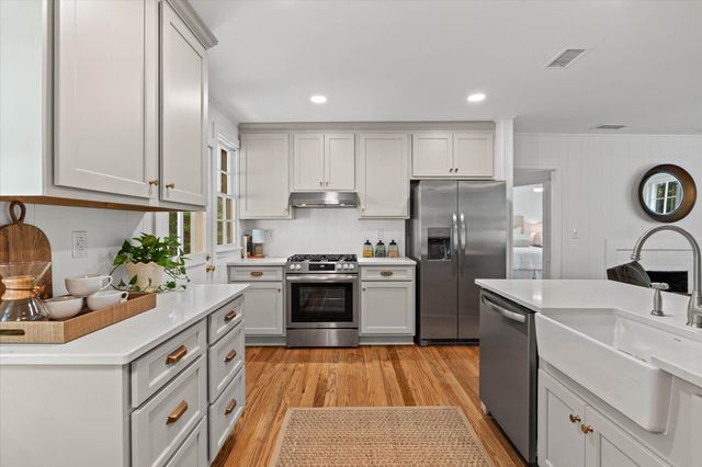 5210 S Pineview Lane, Mobile, AL 36608