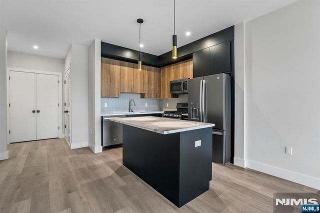 2021 Jones Road 106, Fort Lee, NJ 07024