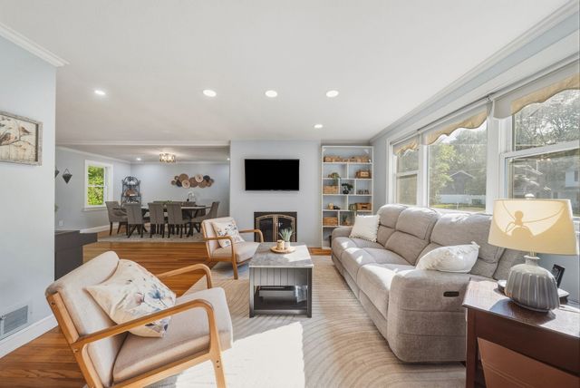 12 Dean Rd, Wayland, MA 01778