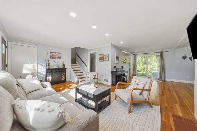 12 Dean Rd, Wayland, MA 01778