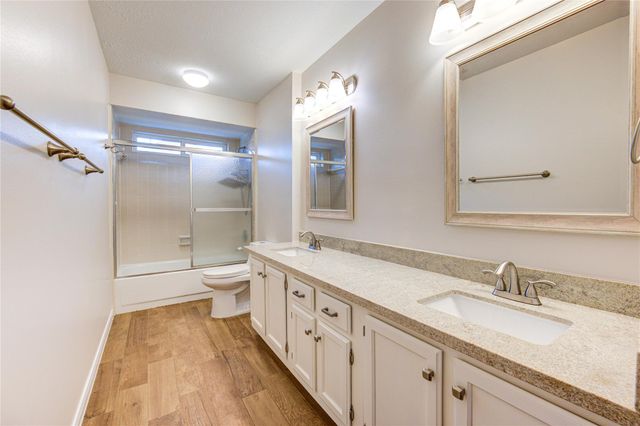 1016 Applewood Drive, Friendswood, TX 77546