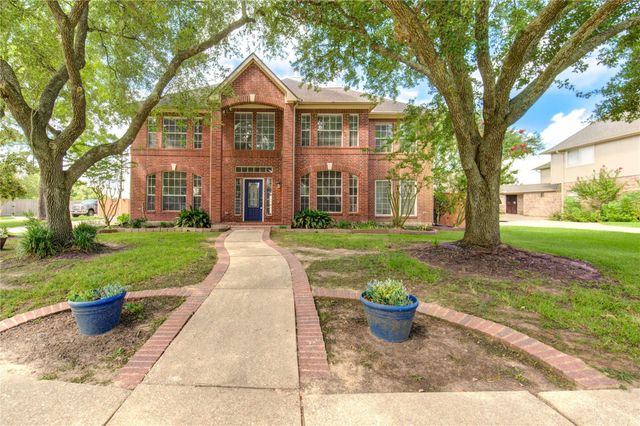 1016 Applewood Drive, Friendswood, TX 77546