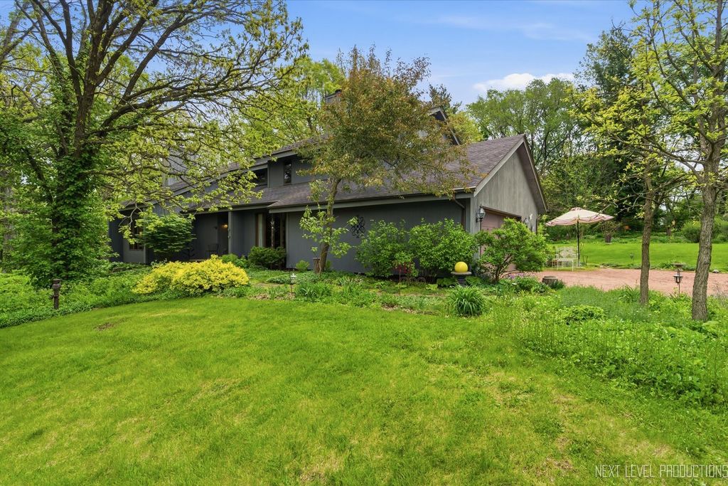 39W795 Reindeer Trail, St. Charles, IL 60175